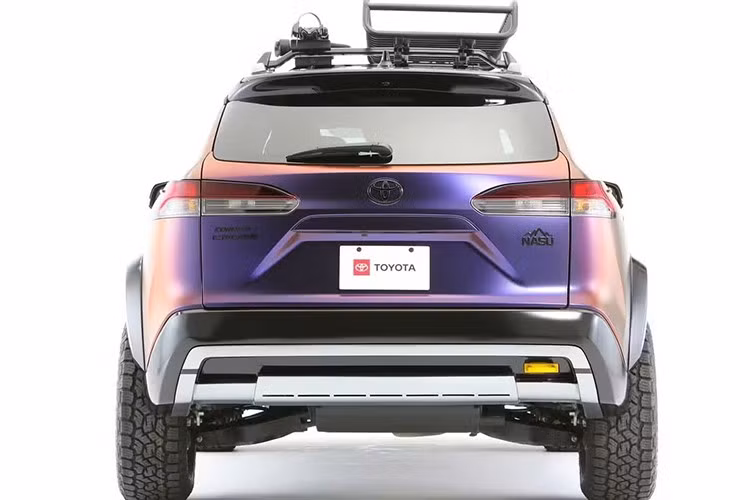 Corolla Cross Nasu là sản phẩm do nhóm Service Parts and Accessories Development (SPAD) của Toyota phát triển, sử dụng các công nghệ hiện đại như thiết kế CAD, in 3D và gia công CNC. Đây là một trong hơn 20 mẫu concept mà Toyota sẽ trưng bày tại triển lãm SEMA Show 2025, diễn ra từ ngày 4–7/11 tại Las Vegas.