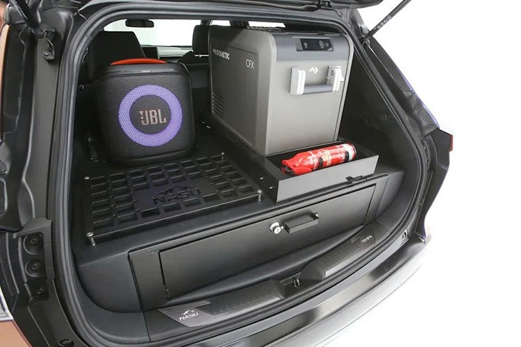 Dưới nắp ca-pô, Corolla Cross Nasu Edition vẫn sử dụng hệ thống hybrid 2.0L quen thuộc, cho công suất 196 mã lực, kết hợp hệ dẫn động bốn bánh toàn thời gian (AWD).