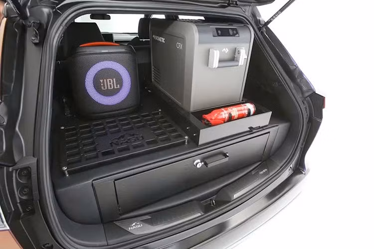 Dưới nắp ca-pô, Corolla Cross Nasu Edition vẫn sử dụng hệ thống hybrid 2.0L quen thuộc, cho công suất 196 mã lực, kết hợp hệ dẫn động bốn bánh toàn thời gian (AWD).