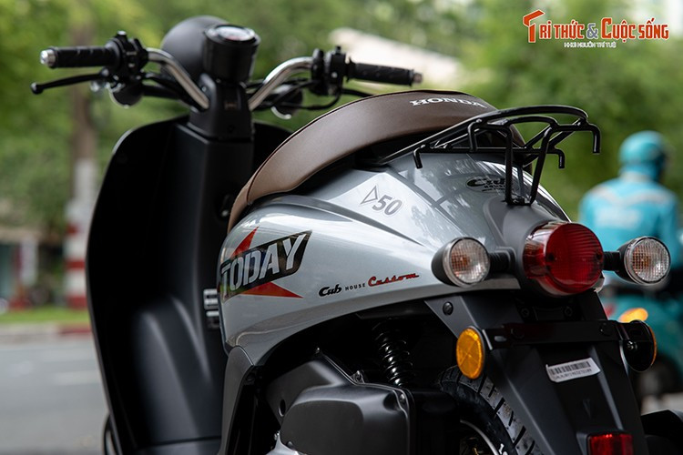 Về trang bị, xe sử dụng giảm xóc hành trình ngược phía trước và giảm xóc đơn phía sau. Cả hai bánh đều được lắp vành hợp kim nhôm đúc và lốp không săm. Hệ thống phanh sử dụng phanh tang trống trước và sau với hệ thống phân phối lực phanh tuyến tính, đủ để đối phó với tốc độ dưới 50km/h, nhưng cần phải giữ khoảng cách phanh dài hơn.