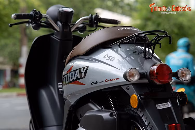 Về trang bị, xe sử dụng giảm xóc hành trình ngược phía trước và giảm xóc đơn phía sau. Cả hai bánh đều được lắp vành hợp kim nhôm đúc và lốp không săm. Hệ thống phanh sử dụng phanh tang trống trước và sau với hệ thống phân phối lực phanh tuyến tính, đủ để đối phó với tốc độ dưới 50km/h, nhưng cần phải giữ khoảng cách phanh dài hơn.