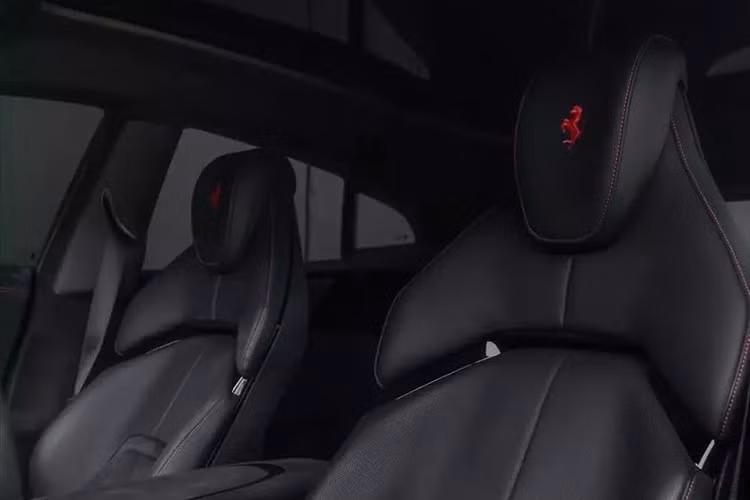 Bên trong, chiếc Ferrari Purosangue độ này có chủ đề tương tự như ngoại thất. Xe được bọc da đen, một số chi tiết da lộn màu đen, theo những gì chúng tôi thấy, và một vài điểm nhấn màu đỏ, bao gồm cả đường khâu, tạo sự tương phản.