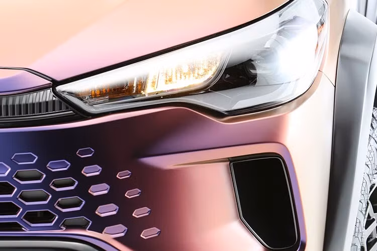 Phiên bản Nasu được Toyota phát triển với nhiều chi tiết mới mang đậm phong cách địa hình. Xe được nâng gầm nhờ bộ bodykit hầm hố, đi kèm với bộ mâm đen thể thao và lốp Toyo Open Country A/T III chuyên dùng cho off-road.