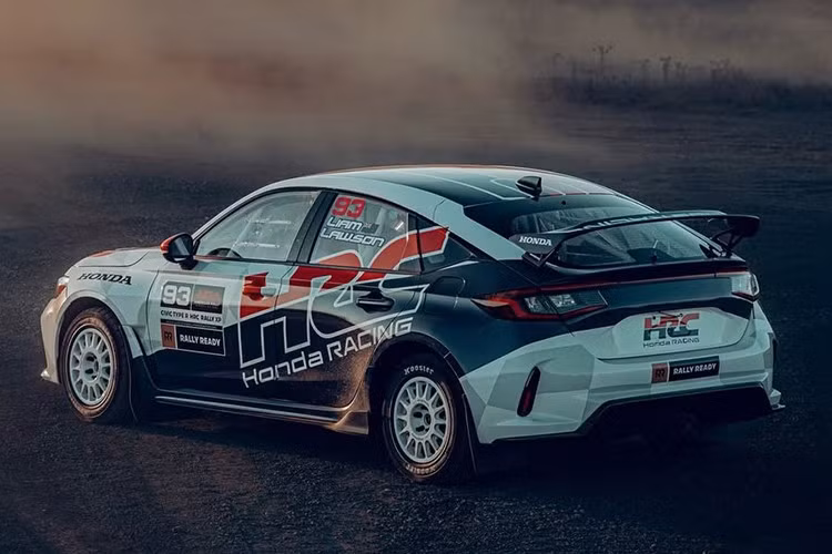 Ngoài ra, nắp capo Civic Type R HRC Rally XP 2026 cũng được bổ sung các khe gió phụ trợ, giúp chiếc xe có khả năng làm mát tốt hơn. Đi kèm là bộ mâm phong cách rally của Speedline và lốp Hoosier.