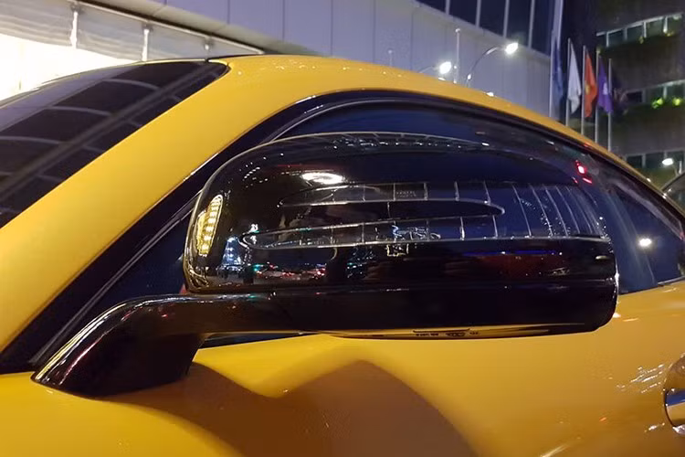 Mercedes-AMG đã giới thiệu GT R Pro tại Triển lãm ô tô Los Angeles 2018. GT R Pro là phiên bản tập trung nhiều hơn vào đường đua của dòng AMG GT và dựa trên GT R. Phiên bản này sẽ được sản xuất giới hạn 750 chiếc trên toàn thế giới với mức giá khởi điểm là 200.645 đô la Mỹ.