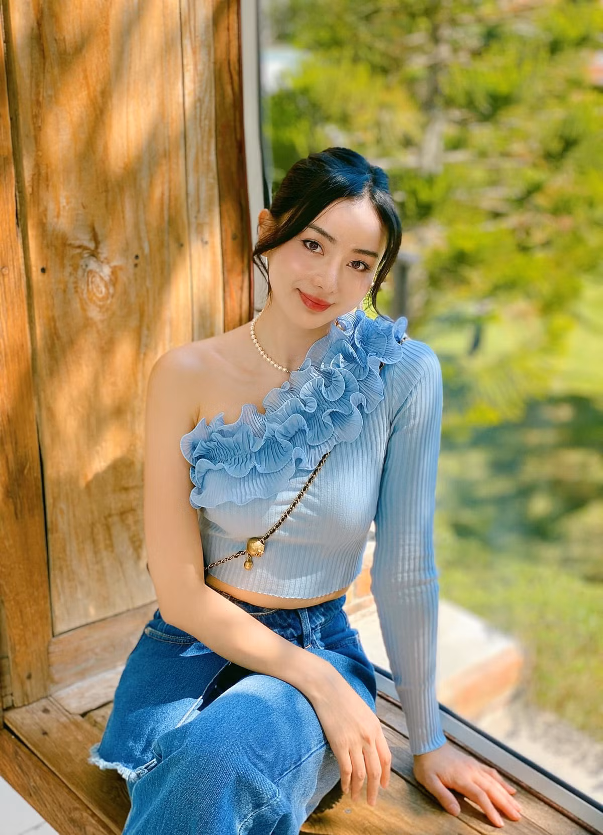 Năm 2013, Angela Chu công khai chuyện “đập đi xây lại” và được mệnh danh là “Phạm Băng Băng Việt Nam” vì nhan sắc sau dao kéo nét hao hao mỹ nhân Hoa ngữ.