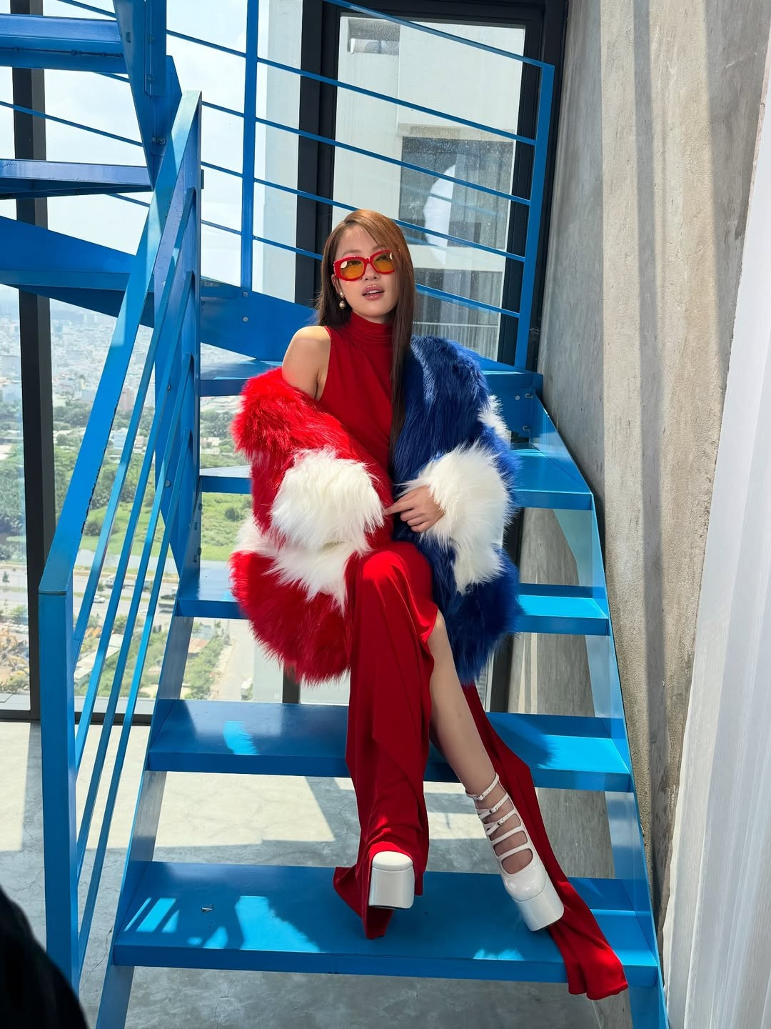 Nhiều netizen nhận xét rằng hình ảnh lần này cho thấy Khánh Vy ngày càng “lên hạng” về gu thời trang, không ngại thử nghiệm những phong cách mới mẻ và cá tính hơn.