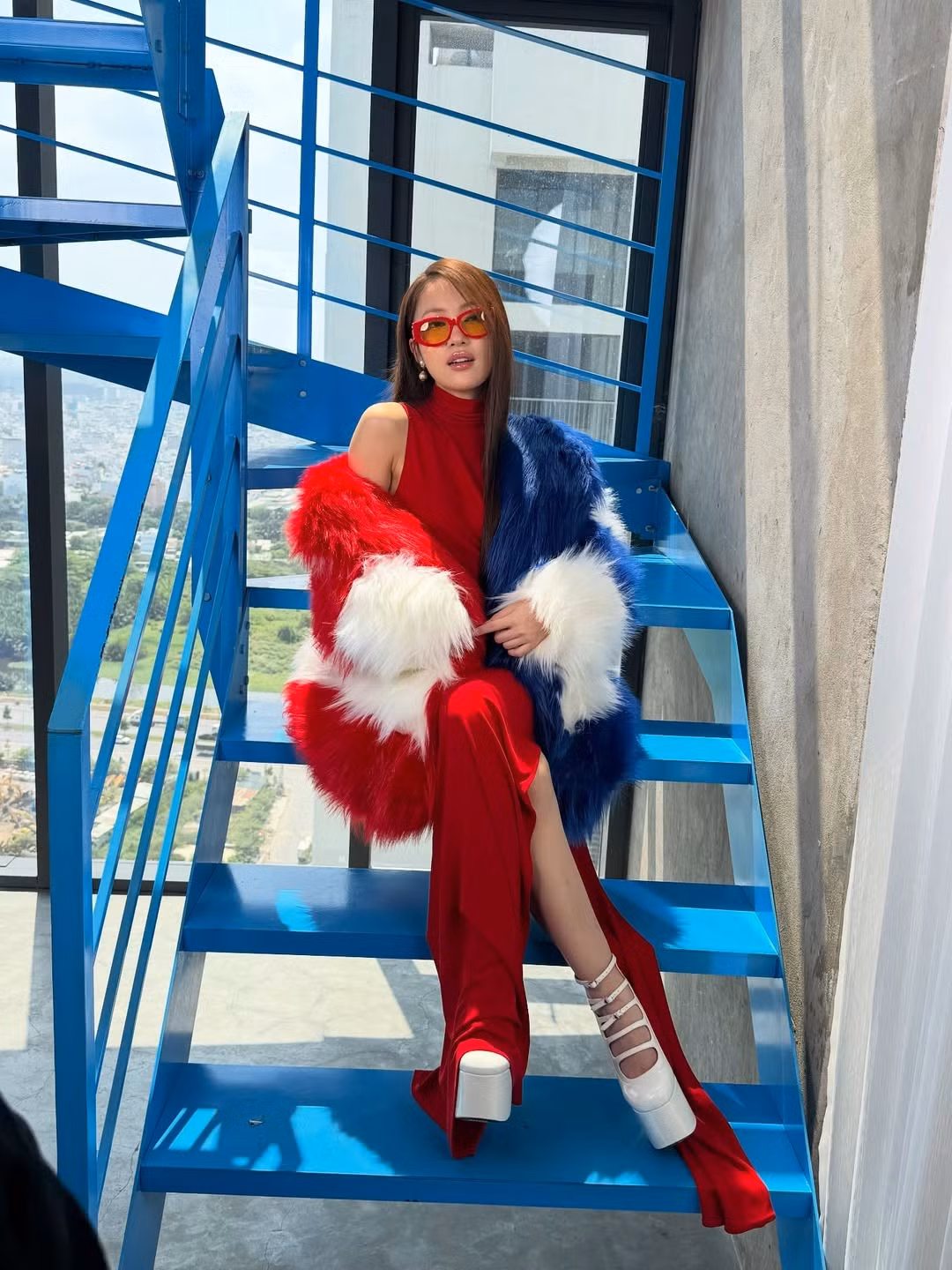 Nhiều netizen nhận xét rằng hình ảnh lần này cho thấy Khánh Vy ngày càng “lên hạng” về gu thời trang, không ngại thử nghiệm những phong cách mới mẻ và cá tính hơn.