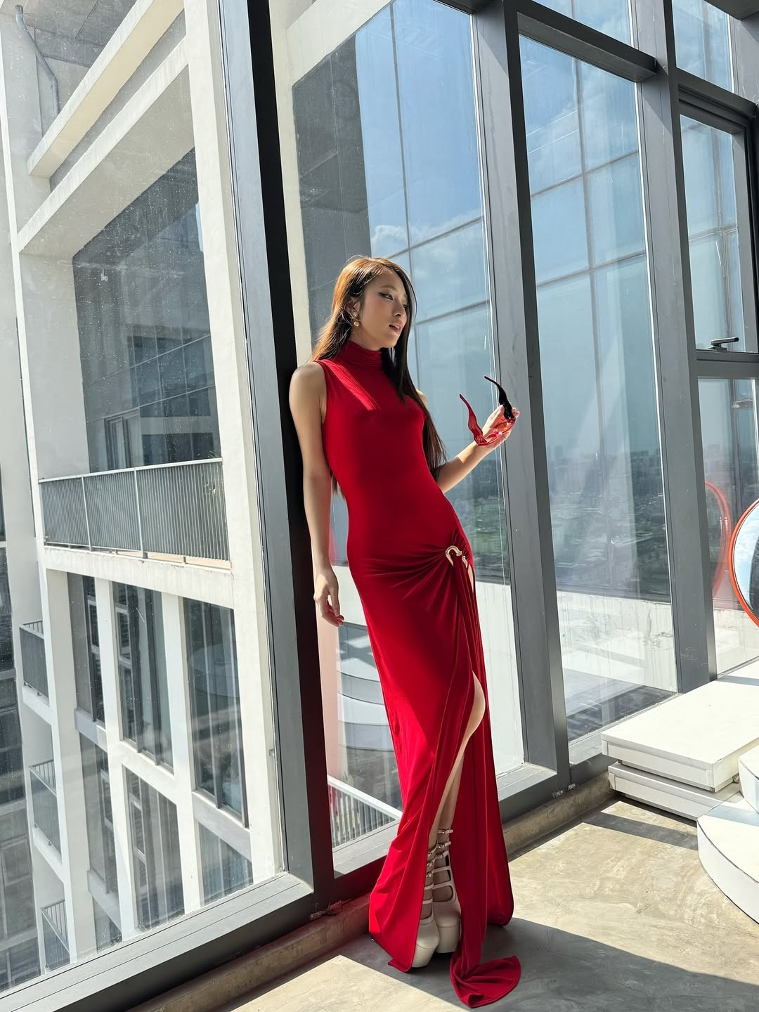 Không dừng lại ở đó, Khánh Vy từng đại diện thanh niên Việt Nam tham dự nhiều sự kiện quốc tế và đỗ học bổng toàn phần Thạc sĩ Chevening (Chính phủ Anh) năm 2023 – một cột mốc đáng tự hào trong hành trình học vấn.