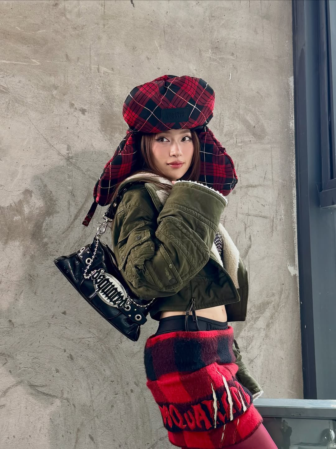 Khánh Vy, tên đầy đủ Trần Khánh Vy, sinh ngày 21/08/1999 tại Nghệ An, được biết đến rộng rãi với biệt danh “hot girl 7 thứ tiếng” sau clip nói nhiều ngôn ngữ gây sốt khi còn là học sinh cấp 3. Cô từng theo học và tốt nghiệp loại giỏi ngành Quan hệ Quốc tế tại Học viện Ngoại giao Việt Nam (2020), sở hữu bảng thành tích học tập và hoạt động ngoại khóa ấn tượng.