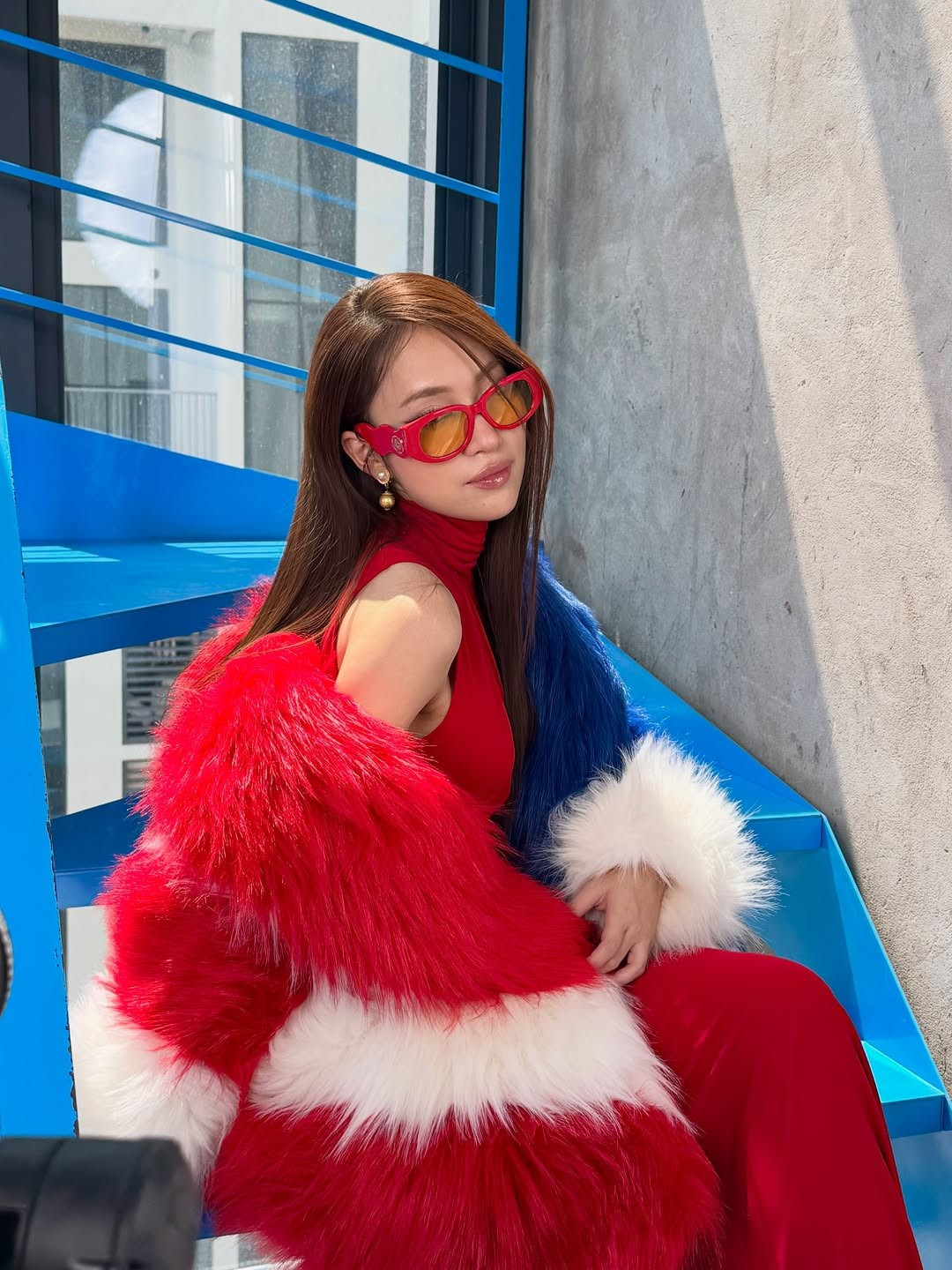 Khác với hình ảnh MC thanh lịch, nền nã quen thuộc trên sóng truyền hình, Khánh Vy trong bộ ảnh này mang đến một diện mạo táo bạo, cá tính và đầy thời thượng, cho thấy sự biến hóa linh hoạt trong phong cách cá nhân.