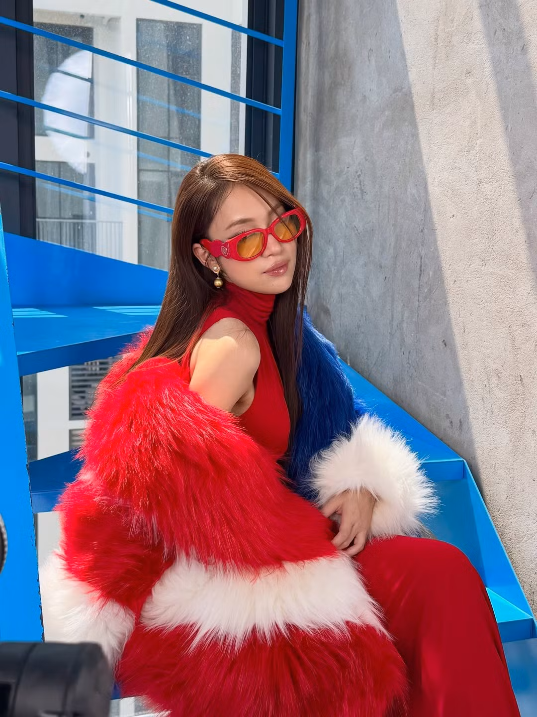 Khác với hình ảnh MC thanh lịch, nền nã quen thuộc trên sóng truyền hình, Khánh Vy trong bộ ảnh này mang đến một diện mạo táo bạo, cá tính và đầy thời thượng, cho thấy sự biến hóa linh hoạt trong phong cách cá nhân.