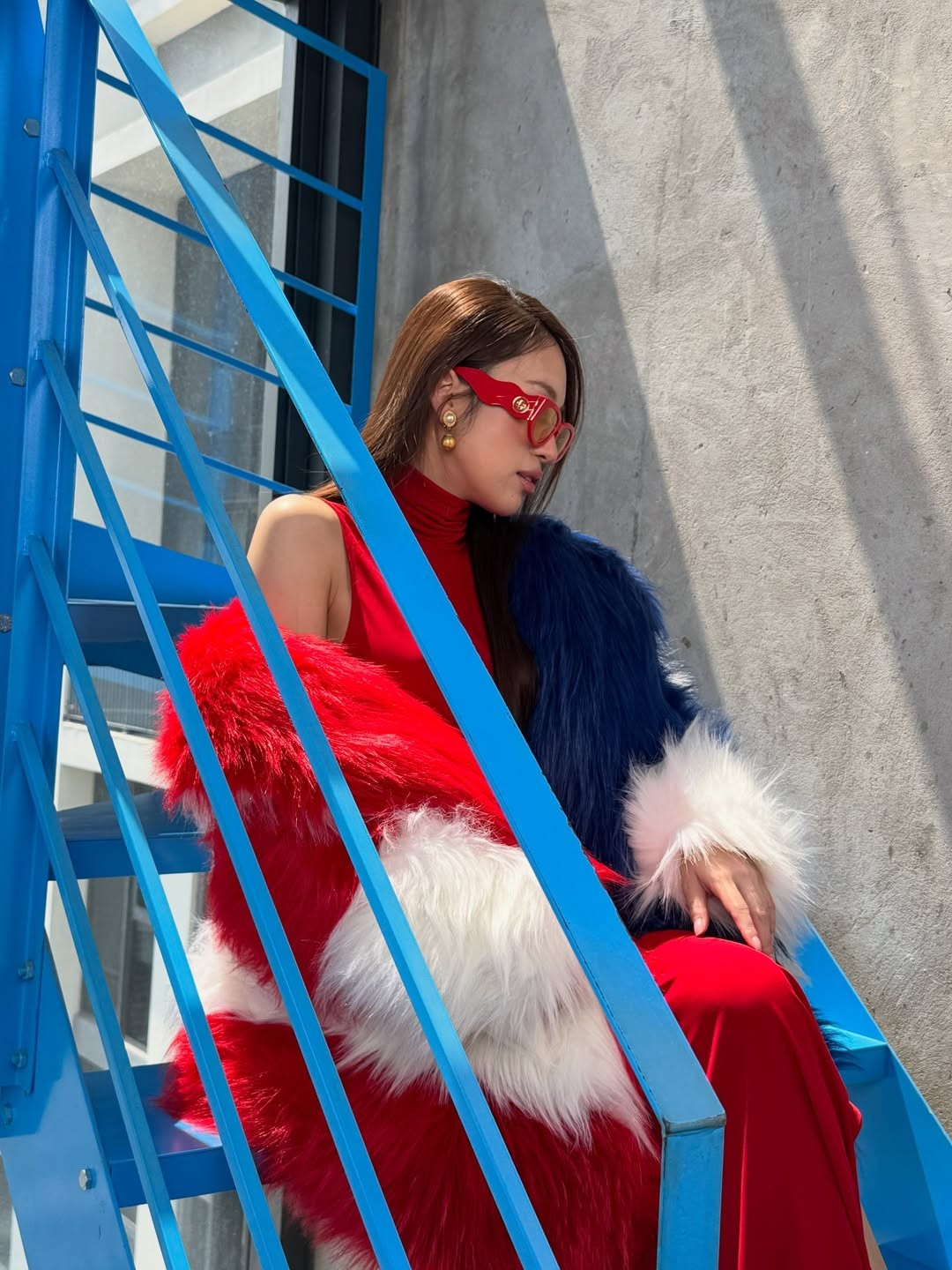 Thiết kế ôm dáng giúp tôn lên vóc dáng thon gọn của Khánh Vy, trong khi các phụ kiện như kính mắt thời trang, giày cao gót đế dày và trang sức bản to càng làm nổi bật tinh thần high-fashion.