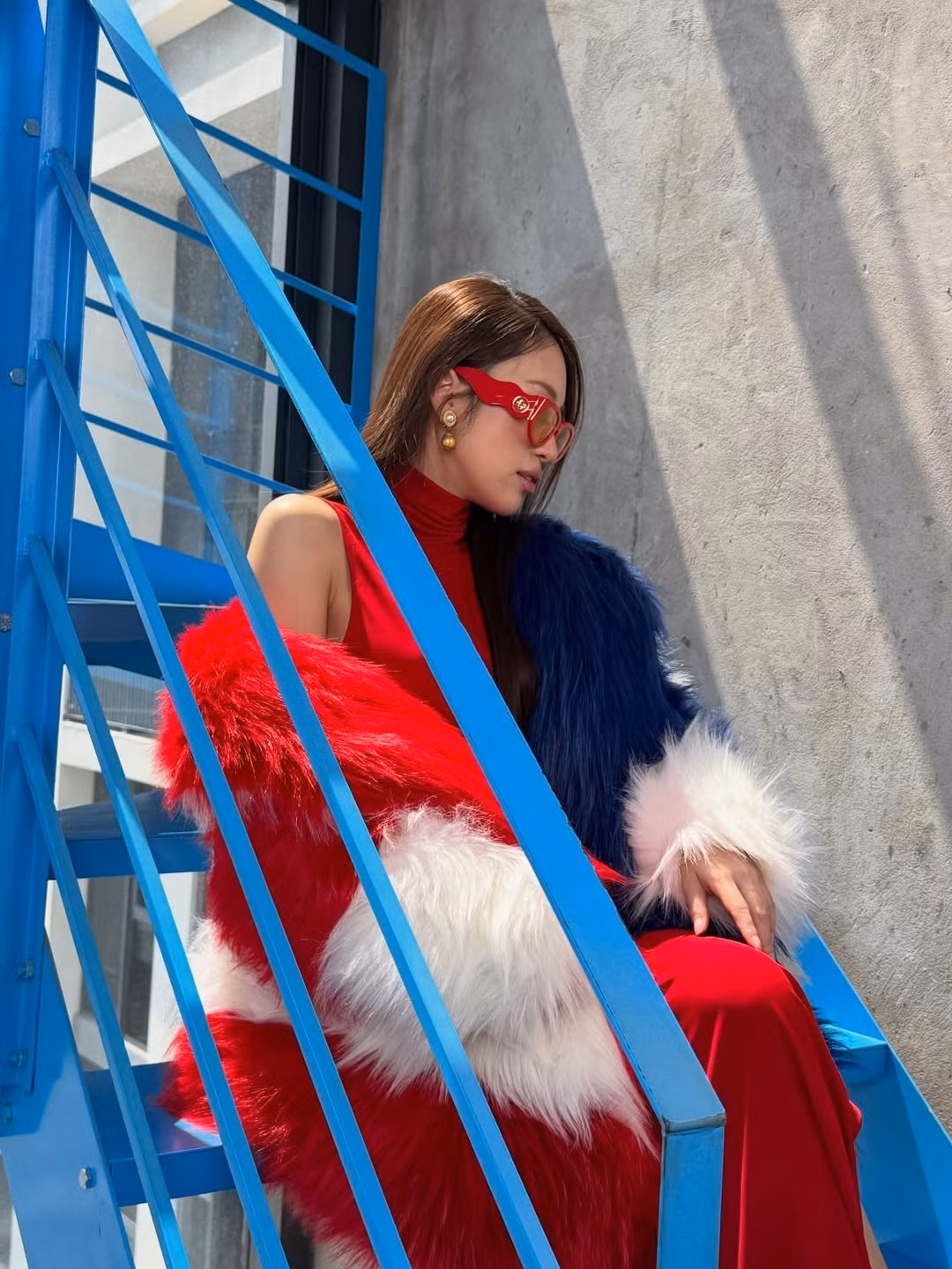 Thiết kế ôm dáng giúp tôn lên vóc dáng thon gọn của Khánh Vy, trong khi các phụ kiện như kính mắt thời trang, giày cao gót đế dày và trang sức bản to càng làm nổi bật tinh thần high-fashion.