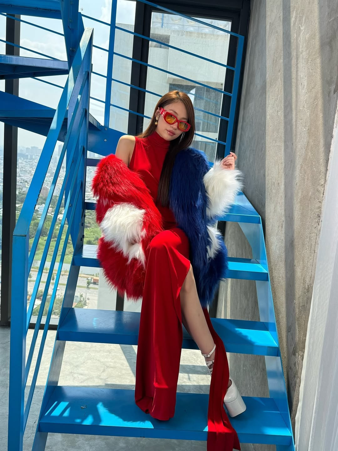 Ở những góc chụp cận, nhan sắc của nữ MC sinh năm 1999 tiếp tục ghi điểm với làn da mịn màng, gương mặt hài hòa và đường nét thanh tú. Lối trang điểm tập trung vào đôi môi căng mọng và ánh mắt sắc nét giúp Khánh Vy vừa giữ được vẻ trẻ trung, vừa toát lên nét trưởng thành, quyến rũ.