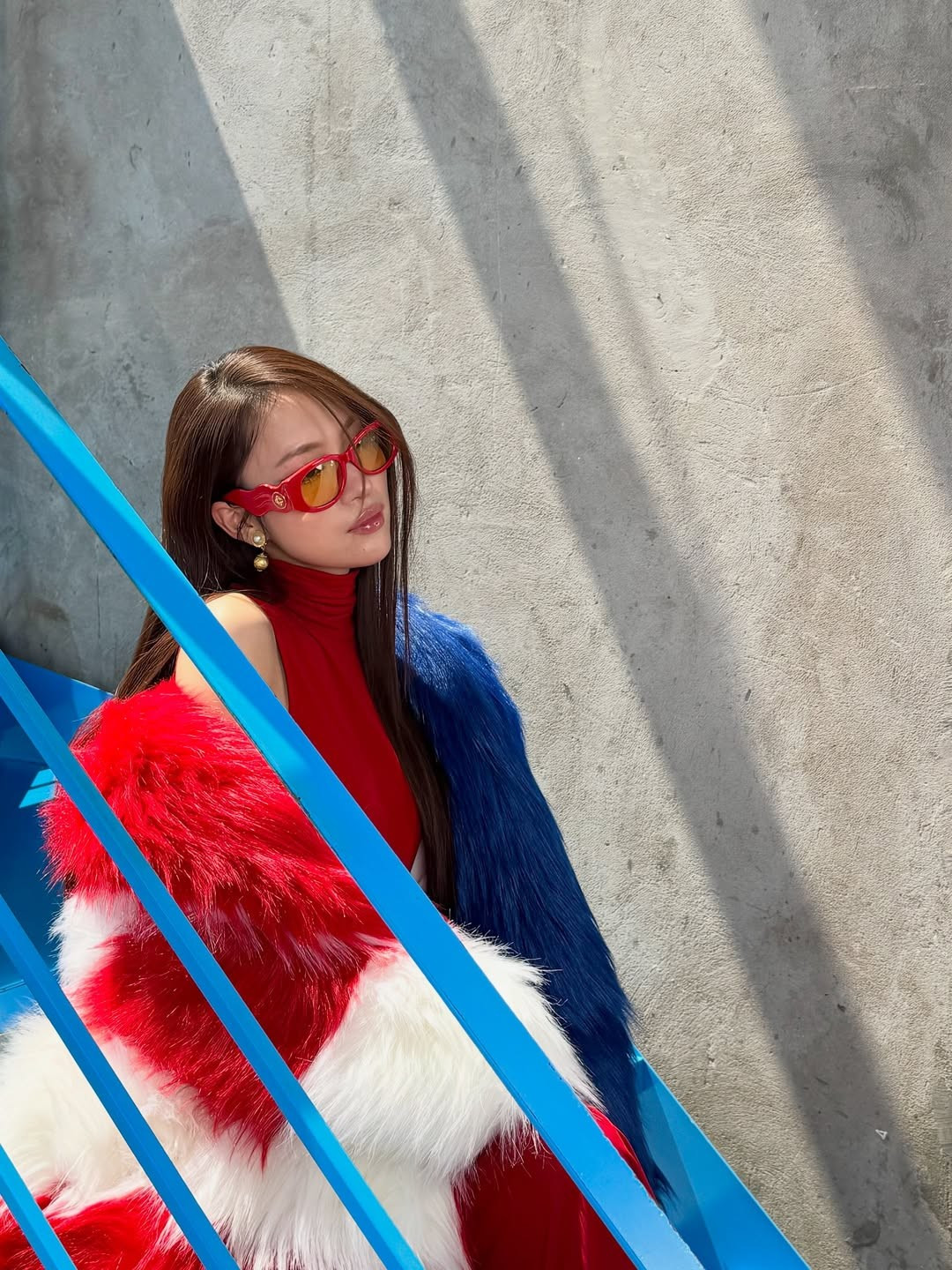 Trong loạt ảnh được đăng tải, Khánh Vy lựa chọn trang phục tông đỏ nổi bật kết hợp áo khoác lông phối màu cá tính, tạo nên tổng thể vừa sang chảnh vừa hiện đại.