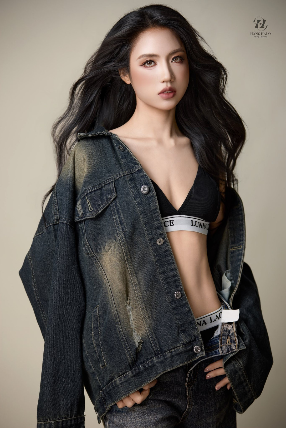 Rời xa hình ảnh mạnh mẽ, lăn xả trên sân cỏ, nữ cầu thủ sinh năm 2000 - Trần Thị Duyên xuất hiện với diện mạo quyến rũ, táo bạo nhưng vẫn giữ được nét tinh tế, hiện đại, nhanh chóng thu hút sự chú ý của cộng đồng mạng.