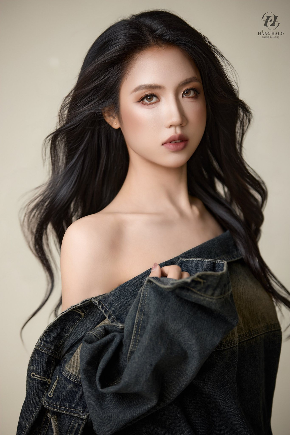 Trong loạt ảnh mới, Trần Thị Duyên gây ấn tượng mạnh với sắc vóc thon gọn, săn chắc – thành quả rõ rệt của quá trình tập luyện thể thao và rèn thể lực bền bỉ suốt nhiều năm.