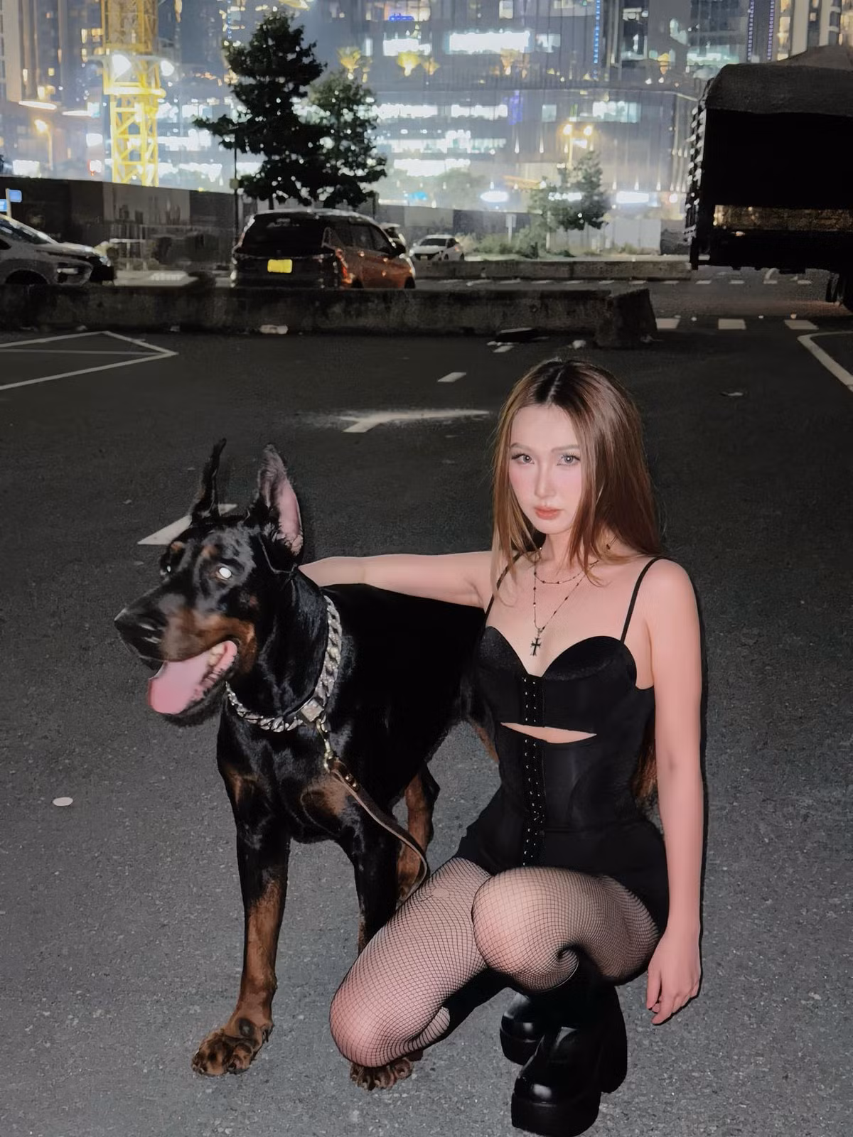 Trong những bức ảnh đăng tải, Thanh Mèo tự tin diện crop top, váy ôm sát hoặc bikini, khoe trọn đường cong hoàn hảo. Nhiều người đặt câu hỏi: Làm thế nào để có vòng eo "siêu thực" như vậy?