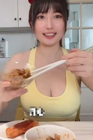 Trong video, Bảo Ngọc mặc một chiếc áo dây vàng cổ khoét sâu, vừa ăn cá hồi chiên vừa trò chuyện cùng khán giả. Bất ngờ, cô đưa tay kéo áo xuống một cách bất cẩn, để lộ phân cảnh nhạy cảm ở vòng một. Dù sự việc chỉ diễn ra khoảng 2 giây, nhiều người cho rằng đó là hành vi có chủ ý.