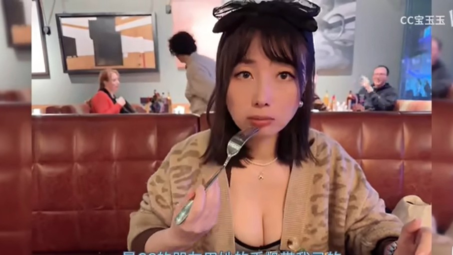 Trước làn sóng chỉ trích, nữ streamer đã chính thức lên tiếng kêu oan. Cô cho biết đoạn video gây tranh cãi là do sơ suất trong khâu biên tập, bản thân không cố tình để xảy ra sự cố.