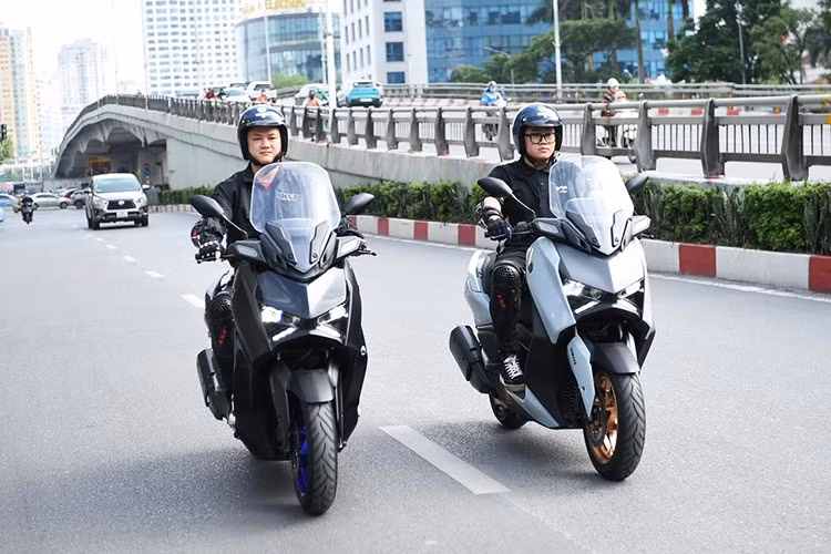 Mức giá xe Yamaha XMAX 300 2025 tại Việt Nam được công bố chính hãng là 140 triệu đồng. Xe có 5 tùy chọn màu sắc, tăng lựa chọn cá nhân hoá cho người dùng. Mẫu xe này sẽ bắt đầu có mặt tại hệ thống đại lý và đến tay khách hàng kể từ đầu tháng 6/2025.