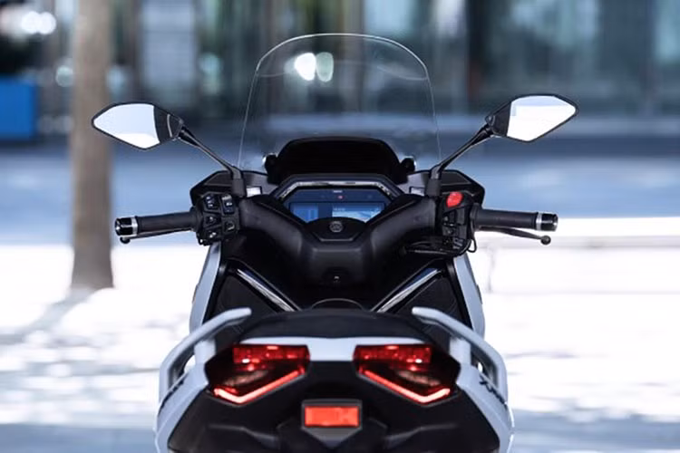 Hơn thế nữa, ứng dụng Y-Connect của Yamaha còn thông báo cho chủ xe lịch bảo dưỡng và chỉ đường bằng phần mềm Garmin StreetCross. Ngoài ra, hộc chứa đồ phía trước tích hợp sẵn cổng sạc USB-C, đáp ứng nhu cầu sạc thiết bị di động trong lúc di chuyển.