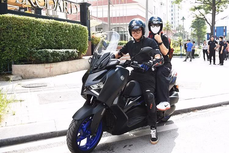 Trong bối cảnh cấu trúc đô thị đang dịch chuyển – khi ngày càng nhiều người lựa chọn sống tại các khu vực vệ tinh để có không gian sống thoáng đãng và chất lượng hơn – nhu cầu di chuyển cũng thay đổi, không còn gói gọn trong những hành trình ngắn nội đô, thì XMAX 300 xứng đang thể hiện giá trị của mình.