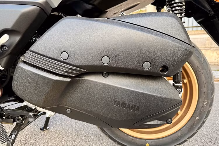 "Trái tim" của Yamaha XMAX 300 2025 tại Việt Nam là khối động cơ Blue Core 300cc SOHC 4 van, làm mát bằng dung dịch – cho hiệu suất vận hành vượt trội nhưng vẫn êm ái và tiết kiệm nhiên liệu hơn so với các đối thủ cùng phân khúc đang có mặt trên thị trường hiện nay.