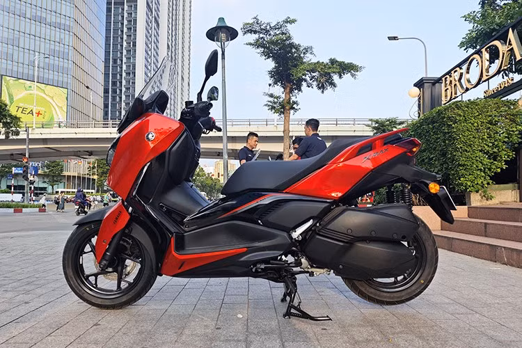 Về mặt thông số, mẫu xe ga Yamaha XMAX 300 2025 có kích thước dài x rộng x cao lần lượt 2.180 x 795 x 1.460 mm, khoảng cách trục cơ sở 1.540 mm, trọng lượng ướt 182 kg và bình xăng dung tích 13 lít cho người sử dụng có thể di chuyển trên một quãng đường dài.