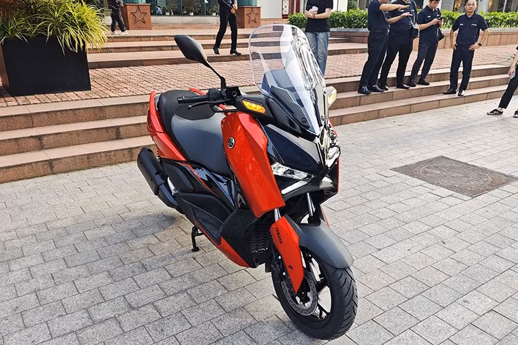 Ngôn ngữ thiết kế MAX DNA không chỉ hiện diện qua kiểu dáng góc cạnh, mà còn thể hiện ở sự kết hợp tinh tế giữa khí động học và cảm giác lái cân bằng. Đặc trưng nhận diện của dòng XMAX được thể hiện rõ qua cụm đèn LED chữ “X” ở cả phía trước và sau – một chi tiết không chỉ giúp tăng khả năng hiển thị mà còn khẳng định bản sắc độc đáo.