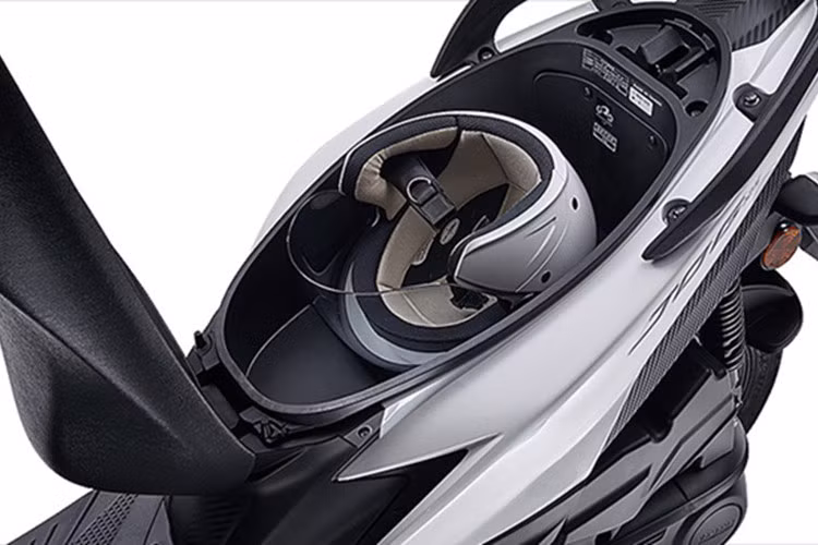 Xe sở hữu sàn để chân rộng rãi, có nắp bình xăng đặt đầu xe tiện dụng. Thiết kế này giúp Jog 125 có thể mở rộng dung tích cốp xe lên tới 21,3 lít.