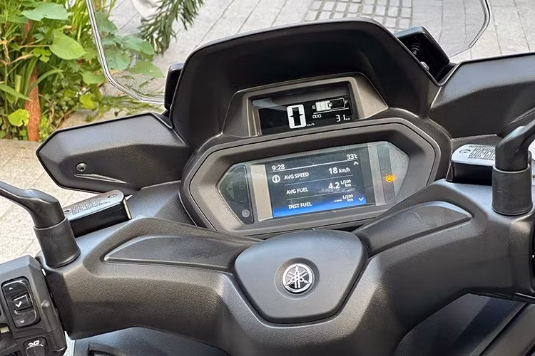 Chiều cao yên ở mức 795 mm cùng thiết kế yên mới gọn gàng hơn giúp người lái dễ chống chân, đồng thời giữ tư thế ngồi thoải mái trên những hành trình dài. Kính chắn gió vẫn là dạng chỉnh cơ, có thể nâng lên hoặc hạ xuống tùy vào điều kiện sử dụng. ﻿﻿
