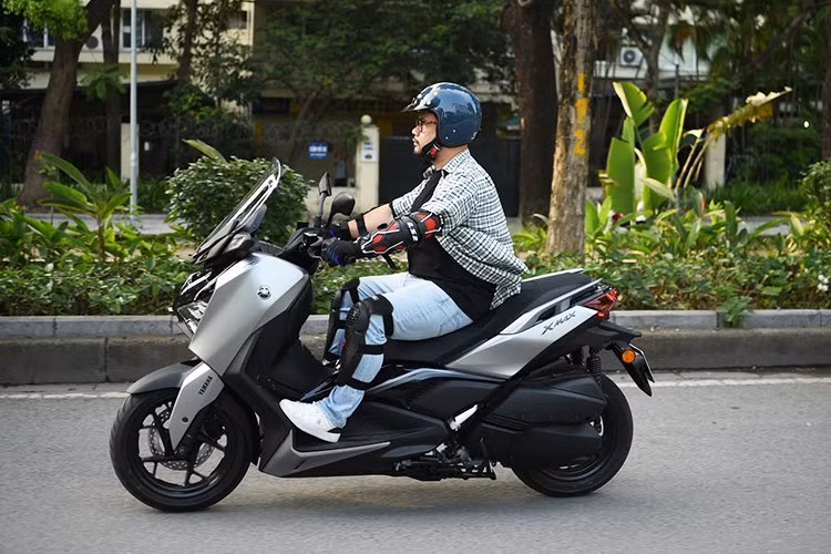Nằm trong dòng sản phẩm MAX Series của Yamaha – cùng với TMAX và NMAX – XMAX 300 là mảnh ghép không thể thiếu trong hành trình định hình một phân khúc hoàn toàn mới: tay ga thể thao cao cấp. Với DNA thể thao rõ nét, công nghệ hiện đại và triết lý thiết kế toàn diện, XMAX không đơn thuần là phương tiện di chuyển – mà là tuyên ngôn về đẳng cấp và cá tính.