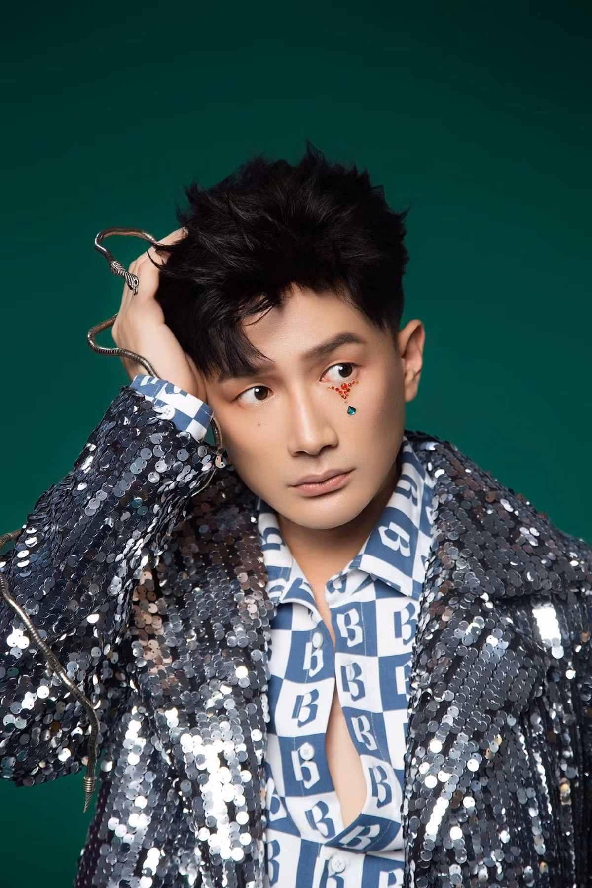 Cho những ai chưa biết, trước khi được biết đến trong vai trò một nhân vật truyền thông có nhiều phát ngôn gây chú ý, anh từng theo học ngành Dược tại Đại học Y Dược Cần Thơ.