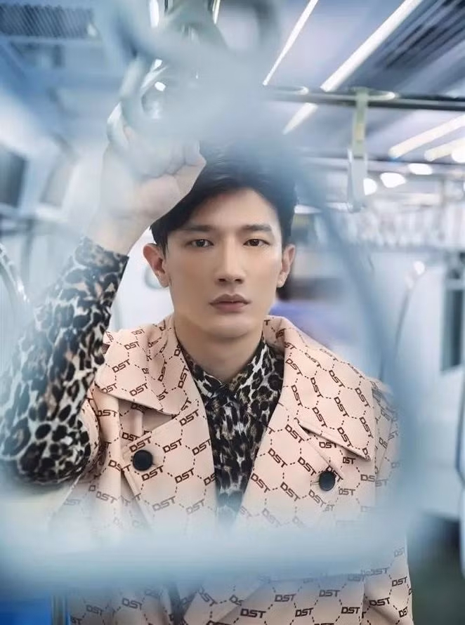 Ngoài ra, Dược Sĩ Tiến còn từng giành danh hiệu Nam vương Người Việt Thế giới năm 2017, một cuộc thi được tổ chức tại Mỹ nhưng không quá phổ biến trong công chúng Việt.