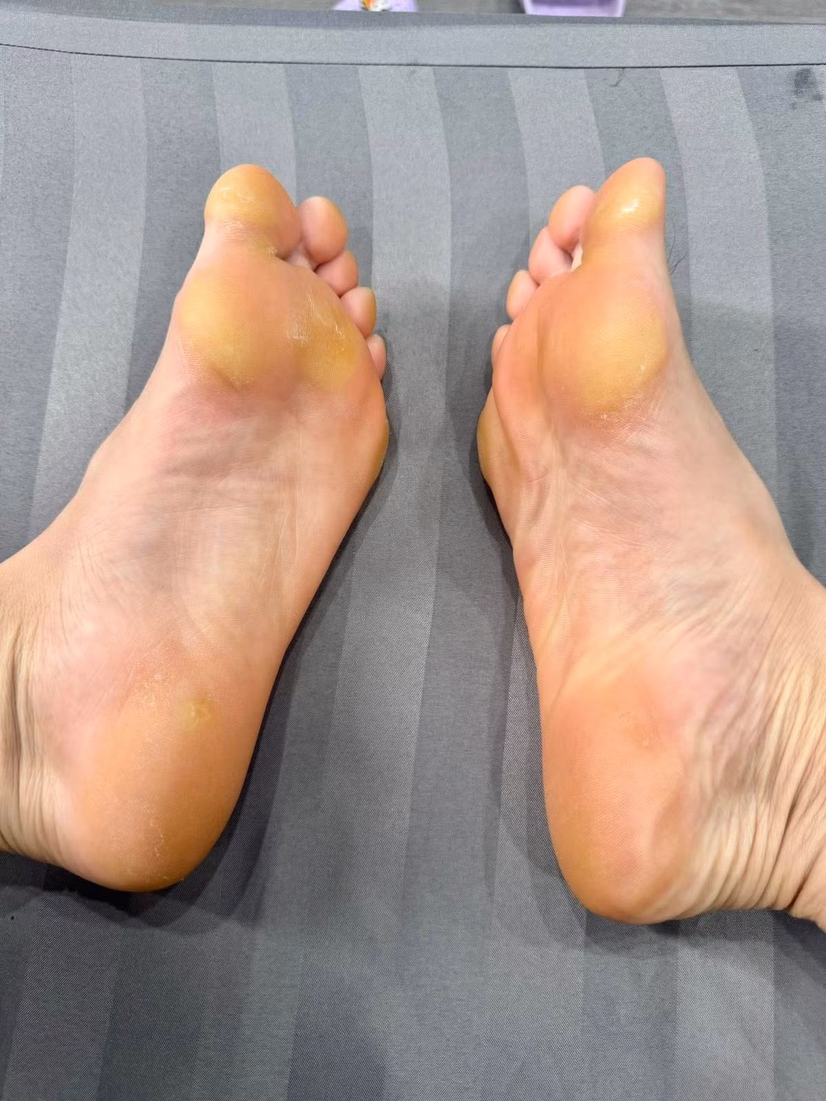 Trên trang cá nhân, Hoàng Thị Loan viết kèm dòng chú thích ngắn gọn nhưng đầy cảm xúc: "Nhìn đi nhìn lại đã được 17 năm gắn bó với trái bóng và giờ lãi được bàn chân chai vàng".