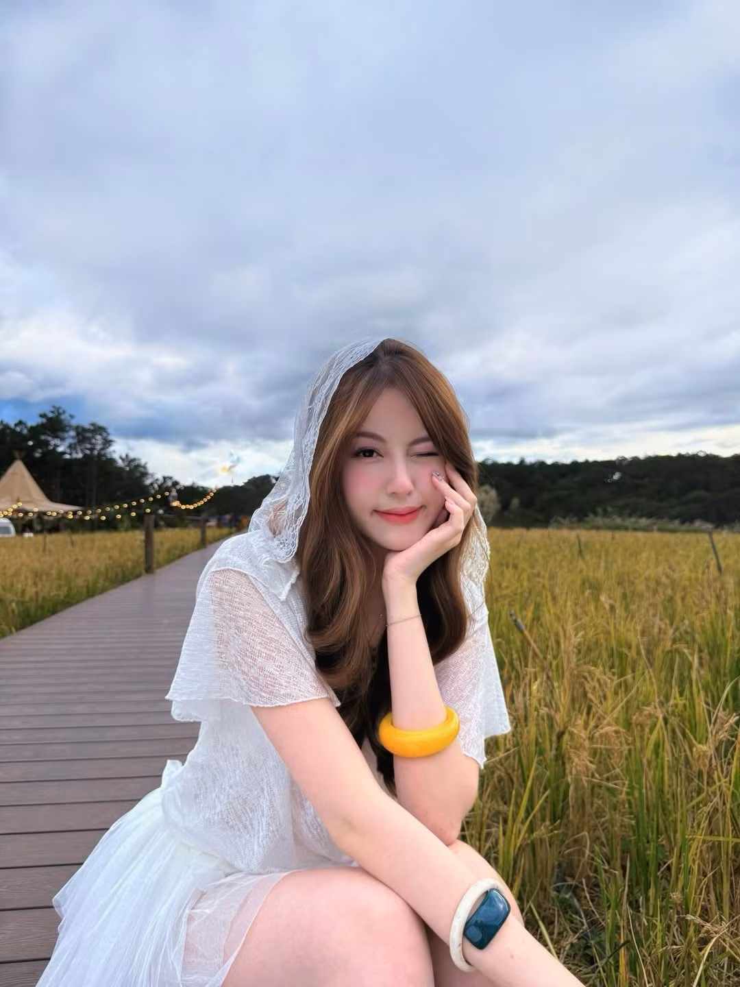 Mái tóc dài uốn sóng buông lơi càng khiến tổng thể trở nên mềm mại, đúng chuẩn hình ảnh “tiểu thư đồng quê” mà dân mạng không ngừng dành lời khen.