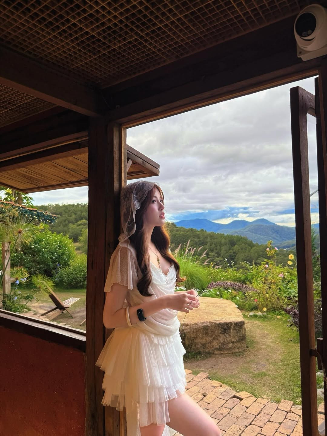 Trên mạng xã hội, Tăng Mỹ Hàn thường xuyên chia sẻ hình ảnh du lịch nước ngoài, check-in tại các địa điểm sang trọng và tận hưởng cuộc sống đủ đầy. Phong cách của cô thiên về sự điệu đà, quyến rũ vừa phải, đúng chất tiểu thư hiện đại.