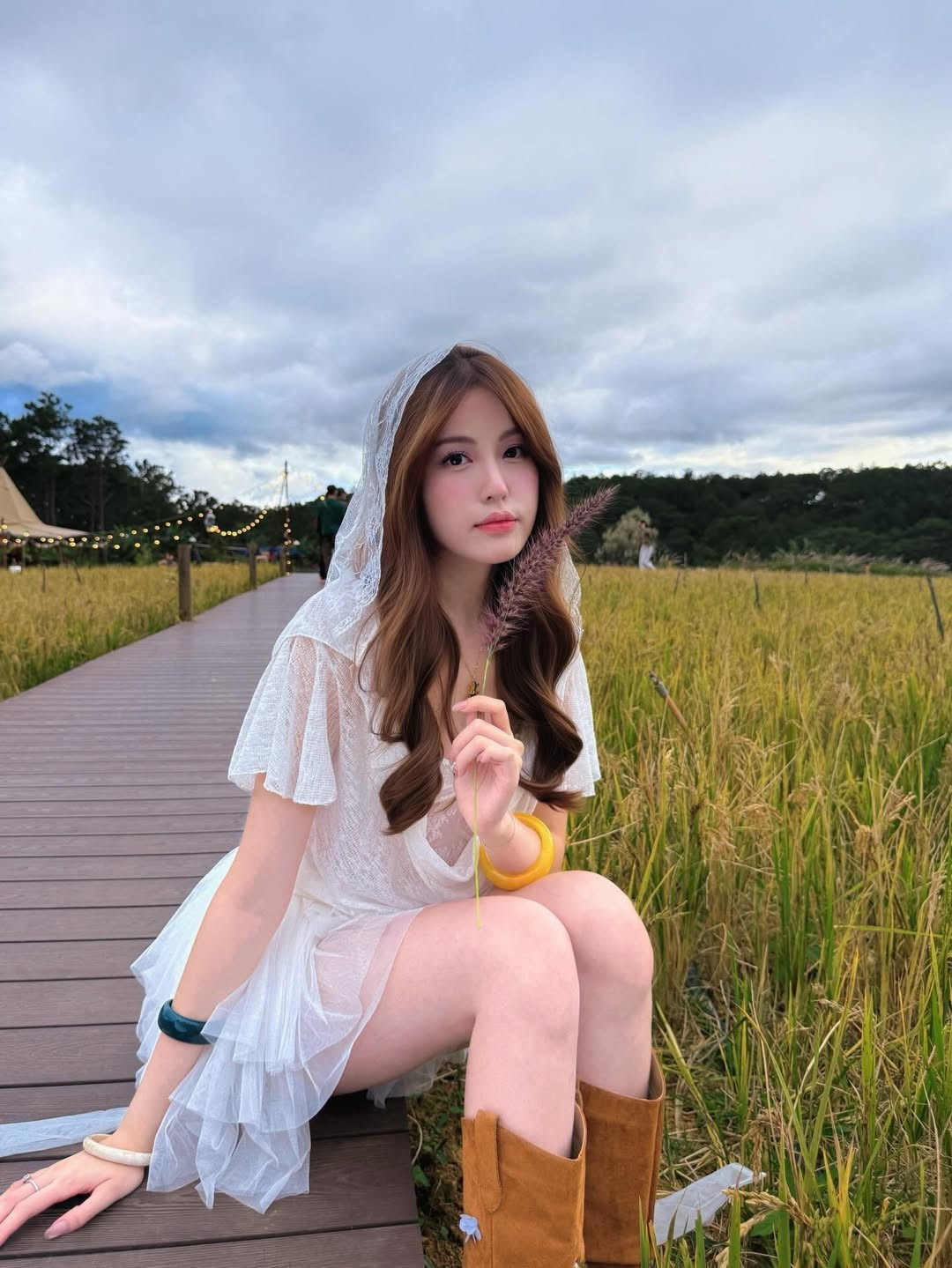 Nhan sắc của Baby Boo trong khung hình được đánh giá “cực đỉnh” nhờ gương mặt nhỏ nhắn, đường nét thanh tú, làn da trắng hồng và đôi mắt to tròn, trong veo.