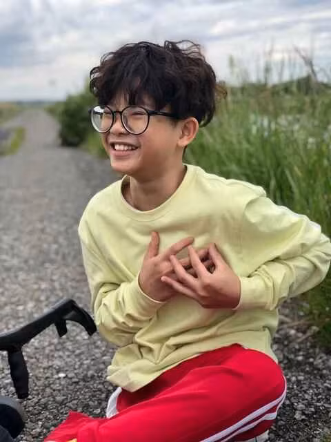 Sau khi được cứu sống, câu chuyện của cậu bé lan rộng và khiến dư luận cả nước xúc động. Nhà báo Trần Mai Anh quyết định nhận Thiện Nhân làm con nuôi, đưa về Hà Nội chăm sóc. Từ đó, một hành trình dài chữa trị và hồi sinh của “chú lính chì” bắt đầu.