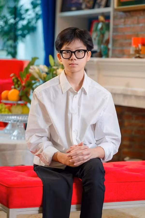 Nhờ sự chung tay của cộng đồng, Thiện Nhân được đưa sang nước ngoài nhiều lần để phẫu thuật tái tạo với sự hỗ trợ của các bác sĩ hàng đầu thế giới.