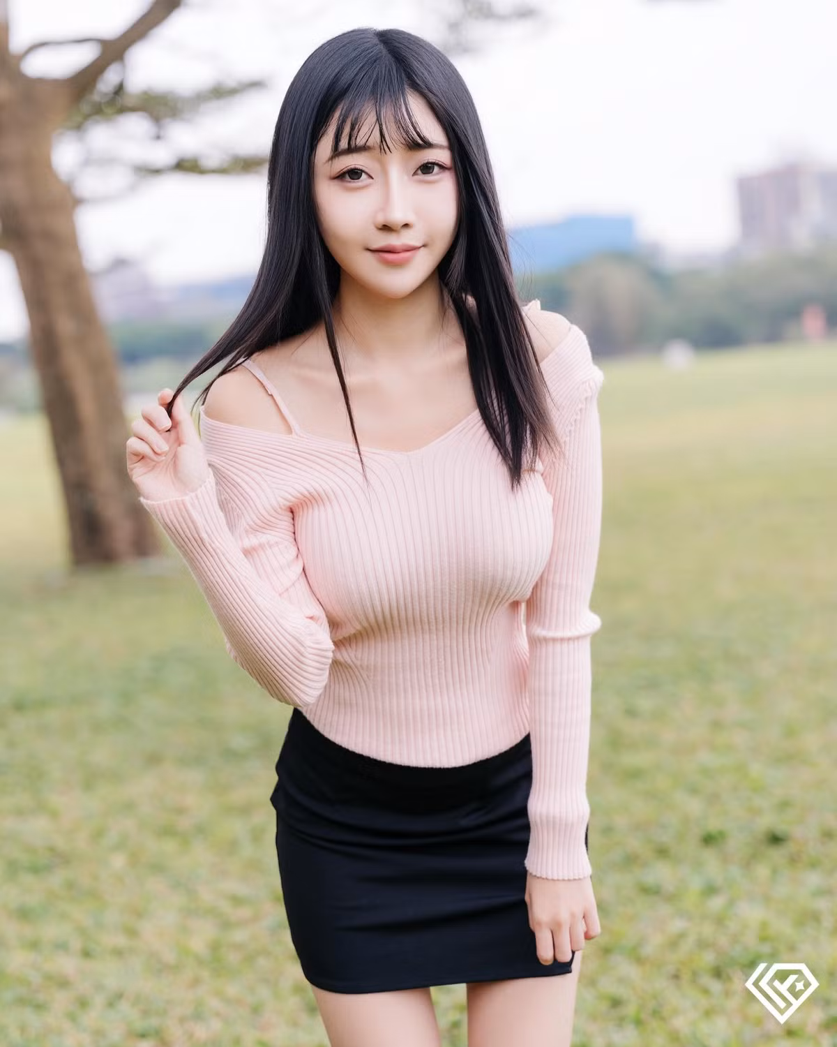 Hiện tại, trang Instagram của Lena đang thu hút hàng trăm nghìn lượt theo dõi và là nơi người hâm mộ có thể cập nhật những bộ ảnh gợi cảm, thời thượng nhất của cô nàng.