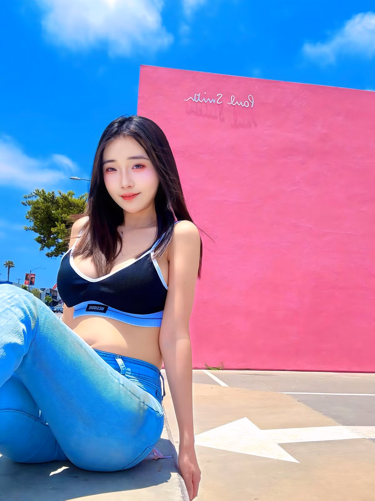 Theo nhận xét của netizen, đôi mắt to tròn long lanh và làn da trắng mịn không tì vết giúp Lena dễ dàng hóa thân vào mọi phong cách - từ trong sáng tinh khôi đến quyến rũ.