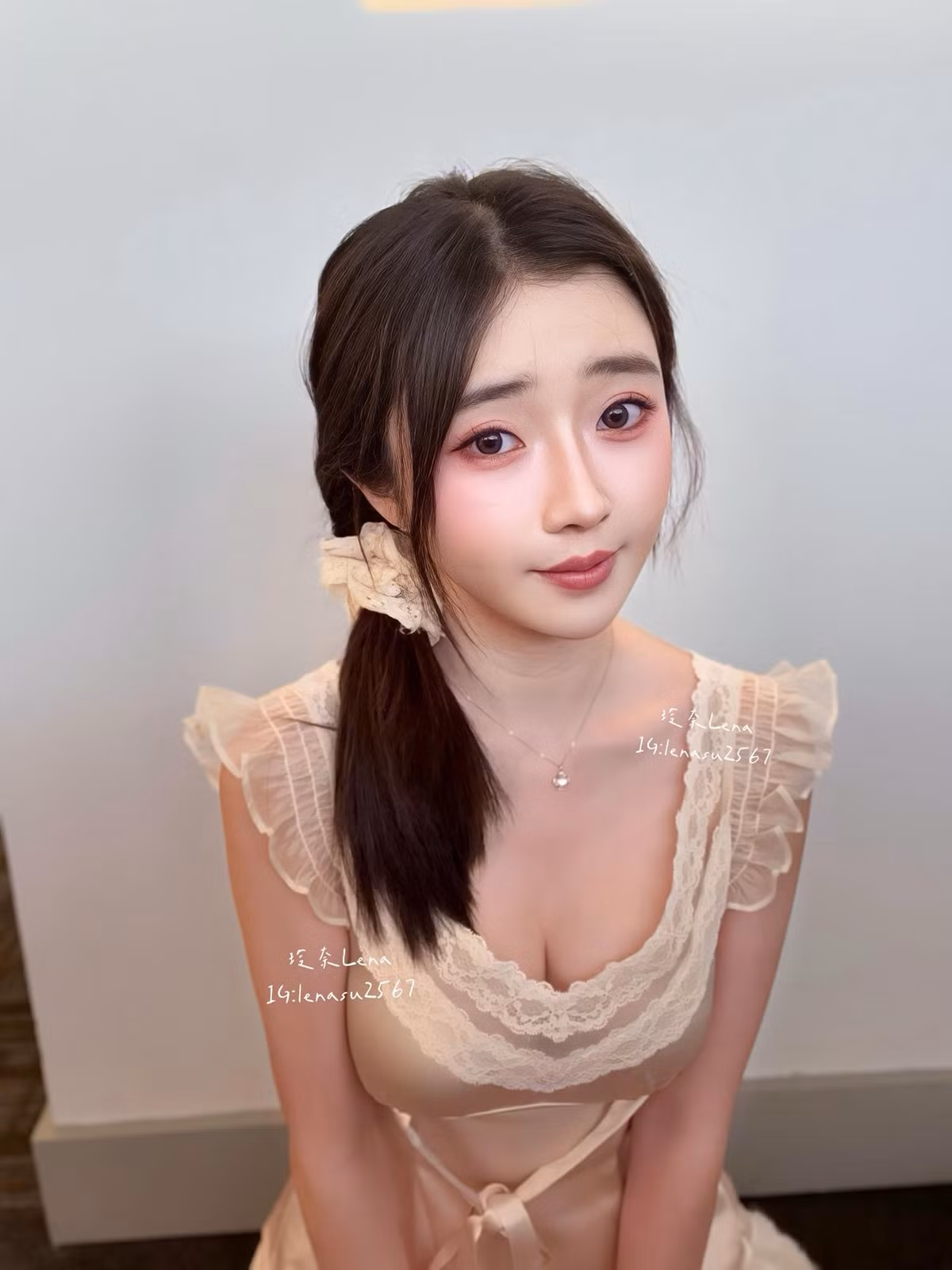 Không chỉ xuất hiện trong các bộ ảnh chuyên nghiệp, Lena còn rất năng động trên mạng xã hội. Cô thường xuyên đăng tải hình ảnh đời thường xen lẫn các khoảnh khắc nghệ thuật đầy tính sáng tạo, thu hút lượng người theo dõi đông đảo.