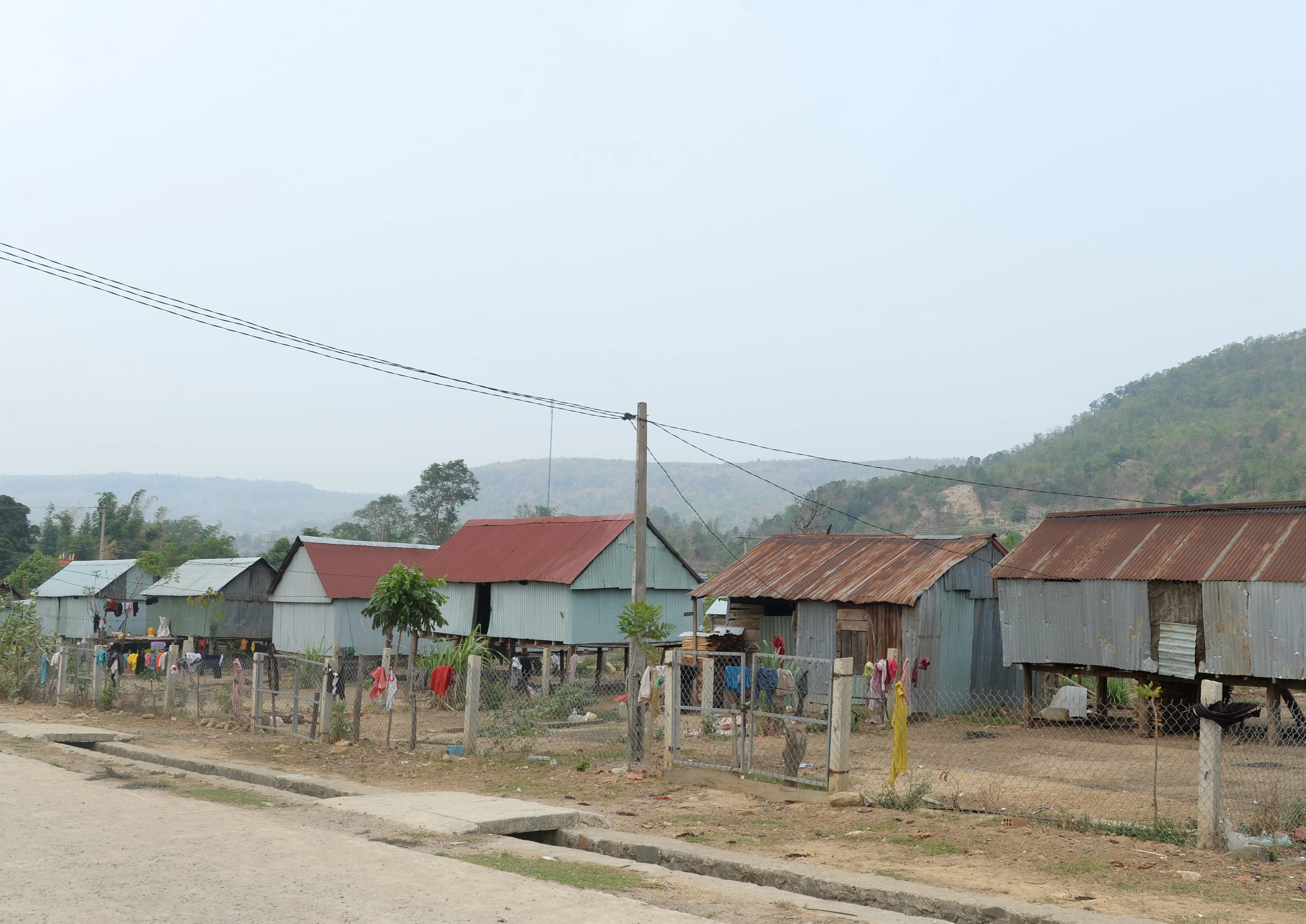Làng tái định cư A Chông: Thoát ngập nhưng... nóng không chịu nổi