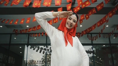 "Bà bầu" Ngọc Hân diện áo dài chào mừng Quốc khánh