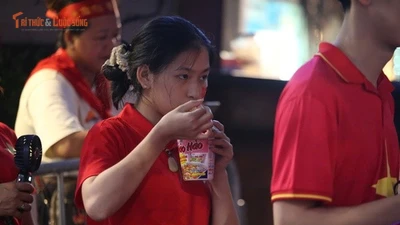 Người dân ăn tạm trên vỉa hè chờ xem diễu binh A80