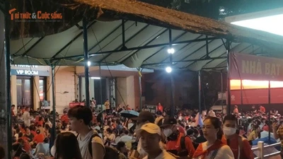 Người dân tập trung đông kín trên đường Lê Duẩn chờ xem diễu binh 2/9 