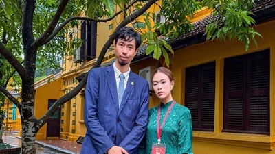 Hoàng Thùy Linh và nhiều nghệ sĩ viếng Lăng Bác